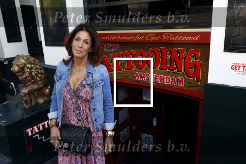 Amsterdam 18 september 2020
Rachel Hazes laat een tatoo zetten bij Hankypanky tatooshop op de wallen. Het woord mama wordt getatoeerd met daarin as van haar moeder.