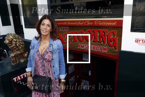 Amsterdam 18 september 2020
Rachel Hazes laat een tatoo zetten bij Hankypanky tatooshop op de wallen. Het woord mama wordt getatoeerd met daarin as van haar moeder.