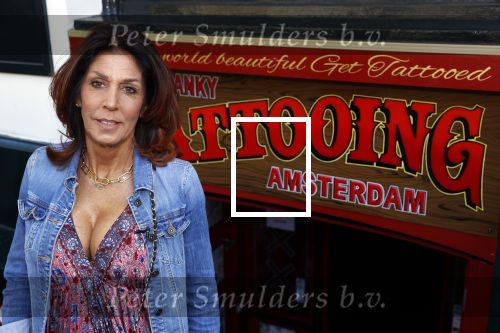 Amsterdam 18 september 2020
Rachel Hazes laat een tatoo zetten bij Hankypanky tatooshop op de wallen. Het woord mama wordt getatoeerd met daarin as van haar moeder.