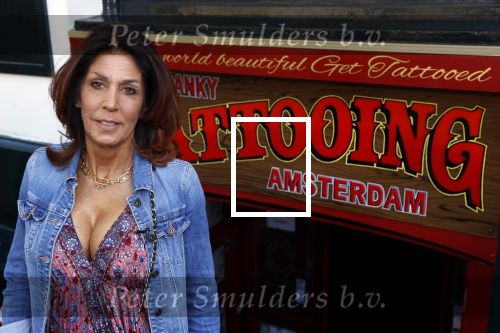 Amsterdam 18 september 2020
Rachel Hazes laat een tatoo zetten bij Hankypanky tatooshop op de wallen. Het woord mama wordt getatoeerd met daarin as van haar moeder.