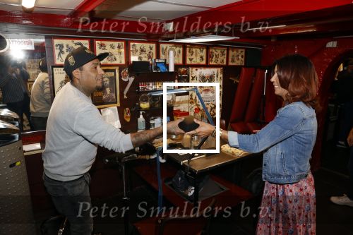 Amsterdam 18 september 2020
Rachel Hazes laat een tatoo zetten bij Hankypanky tatooshop op de wallen. Het woord mama wordt getatoeerd met daarin as van haar moeder.