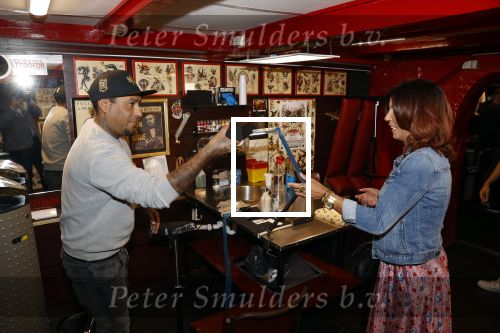 Amsterdam 18 september 2020
Rachel Hazes laat een tatoo zetten bij Hankypanky tatooshop op de wallen. Het woord mama wordt getatoeerd met daarin as van haar moeder.