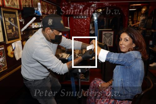 Amsterdam 18 september 2020
Rachel Hazes laat een tatoo zetten bij Hankypanky tatooshop op de wallen. Het woord mama wordt getatoeerd met daarin as van haar moeder.