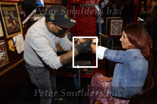 Amsterdam 18 september 2020
Rachel Hazes laat een tatoo zetten bij Hankypanky tatooshop op de wallen. Het woord mama wordt getatoeerd met daarin as van haar moeder.