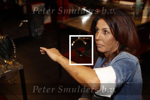 Amsterdam 18 september 2020
Rachel Hazes laat een tatoo zetten bij Hankypanky tatooshop op de wallen. Het woord mama wordt getatoeerd met daarin as van haar moeder.