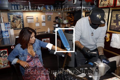 Amsterdam 18 september 2020
Rachel Hazes laat een tatoo zetten bij Hankypanky tatooshop op de wallen. Het woord mama wordt getatoeerd met daarin as van haar moeder.
