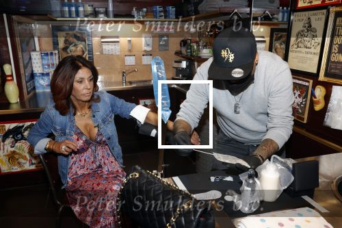 Amsterdam 18 september 2020
Rachel Hazes laat een tatoo zetten bij Hankypanky tatooshop op de wallen. Het woord mama wordt getatoeerd met daarin as van haar moeder.