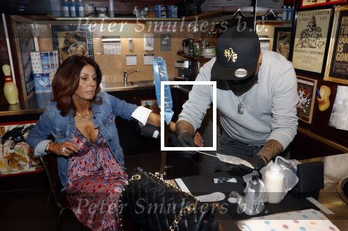Amsterdam 18 september 2020
Rachel Hazes laat een tatoo zetten bij Hankypanky tatooshop op de wallen. Het woord mama wordt getatoeerd met daarin as van haar moeder.