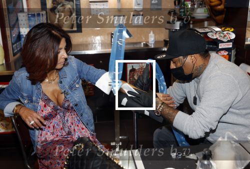 Amsterdam 18 september 2020
Rachel Hazes laat een tatoo zetten bij Hankypanky tatooshop op de wallen. Het woord mama wordt getatoeerd met daarin as van haar moeder.