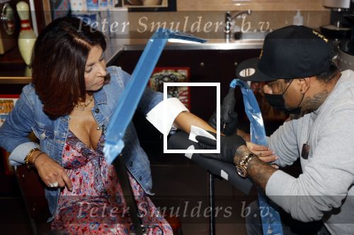 Amsterdam 18 september 2020
Rachel Hazes laat een tatoo zetten bij Hankypanky tatooshop op de wallen. Het woord mama wordt getatoeerd met daarin as van haar moeder.