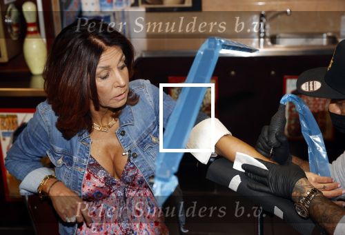 Amsterdam 18 september 2020
Rachel Hazes laat een tatoo zetten bij Hankypanky tatooshop op de wallen. Het woord mama wordt getatoeerd met daarin as van haar moeder.