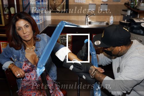 Amsterdam 18 september 2020
Rachel Hazes laat een tatoo zetten bij Hankypanky tatooshop op de wallen. Het woord mama wordt getatoeerd met daarin as van haar moeder.