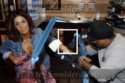 Amsterdam 18 september 2020
Rachel Hazes laat een tatoo zetten bij Hankypanky tatooshop op de wallen. Het woord mama wordt getatoeerd met daarin as van haar moeder.