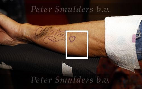 Amsterdam 18 september 2020
Rachel Hazes laat een tatoo zetten bij Hankypanky tatooshop op de wallen. Het woord mama wordt getatoeerd met daarin as van haar moeder.