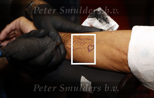 Amsterdam 18 september 2020
Rachel Hazes laat een tatoo zetten bij Hankypanky tatooshop op de wallen. Het woord mama wordt getatoeerd met daarin as van haar moeder.