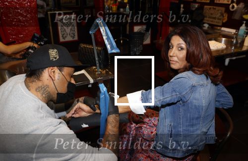 Amsterdam 18 september 2020
Rachel Hazes laat een tatoo zetten bij Hankypanky tatooshop op de wallen. Het woord mama wordt getatoeerd met daarin as van haar moeder.