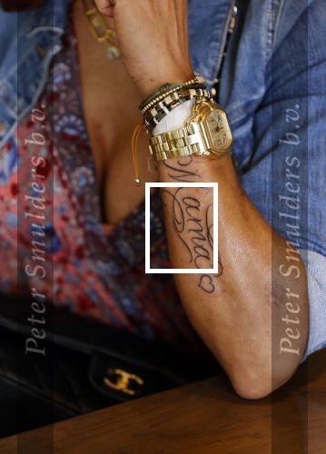 Amsterdam 18 september 2020
Rachel Hazes laat een tatoo zetten bij Hankypanky tatooshop op de wallen. Het woord mama wordt getatoeerd met daarin as van haar moeder.