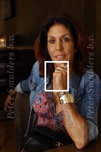 Amsterdam 18 september 2020
Rachel Hazes laat een tatoo zetten bij Hankypanky tatooshop op de wallen. Het woord mama wordt getatoeerd met daarin as van haar moeder.