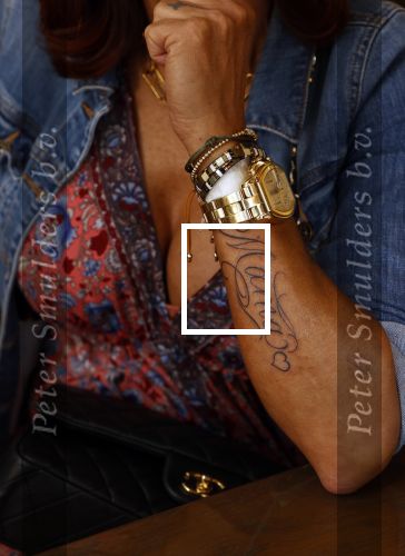 Amsterdam 18 september 2020
Rachel Hazes laat een tatoo zetten bij Hankypanky tatooshop op de wallen. Het woord mama wordt getatoeerd met daarin as van haar moeder.