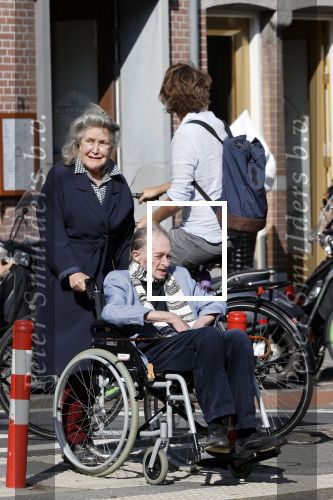 Amsterdam 19 september 2020
Remco Campert in een rolstoel/ Zijn vrouw loopt achter de rolstoel.