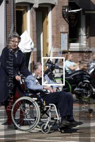 Amsterdam 19 september 2020
Remco Campert in een rolstoel/ Zijn vrouw loopt achter de rolstoel.