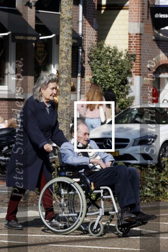 Amsterdam 19 september 2020
Remco Campert in een rolstoel/ Zijn vrouw loopt achter de rolstoel.