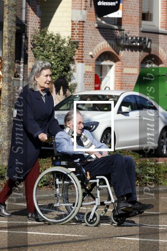 Amsterdam 19 september 2020
Remco Campert in een rolstoel/ Zijn vrouw loopt achter de rolstoel.