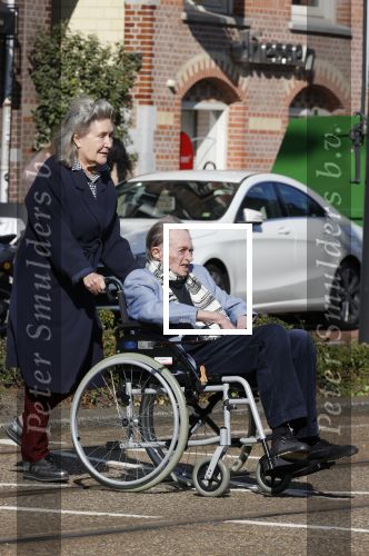 Amsterdam 19 september 2020
Remco Campert in een rolstoel/ Zijn vrouw loopt achter de rolstoel.