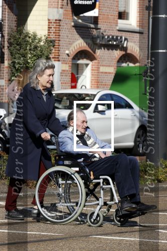 Amsterdam 19 september 2020
Remco Campert in een rolstoel/ Zijn vrouw loopt achter de rolstoel.