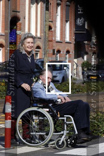 Amsterdam 19 september 2020
Remco Campert in een rolstoel/ Zijn vrouw loopt achter de rolstoel.