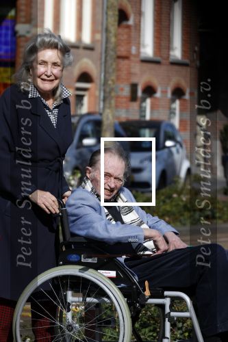 Amsterdam 19 september 2020
Remco Campert in een rolstoel/ Zijn vrouw loopt achter de rolstoel.