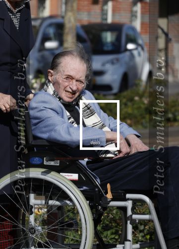 Amsterdam 19 september 2020
Remco Campert in een rolstoel/ Zijn vrouw loopt achter de rolstoel.
