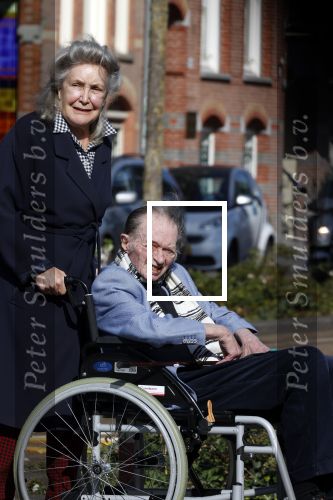 Amsterdam 19 september 2020
Remco Campert in een rolstoel/ Zijn vrouw loopt achter de rolstoel.