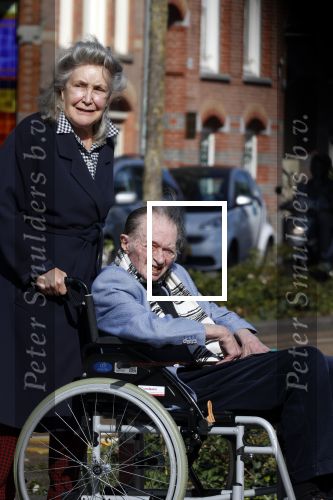 Amsterdam 19 september 2020
Remco Campert in een rolstoel/ Zijn vrouw loopt achter de rolstoel.