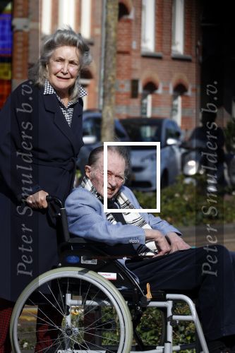 Amsterdam 19 september 2020
Remco Campert in een rolstoel/ Zijn vrouw loopt achter de rolstoel.