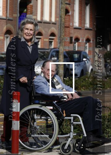 Amsterdam 19 september 2020
Remco Campert in een rolstoel/ Zijn vrouw loopt achter de rolstoel.