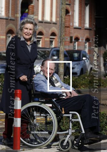 Amsterdam 19 september 2020
Remco Campert in een rolstoel/ Zijn vrouw loopt achter de rolstoel.