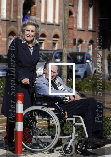 Amsterdam 19 september 2020
Remco Campert in een rolstoel/ Zijn vrouw loopt achter de rolstoel.