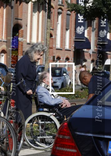 Amsterdam 19 september 2020
Remco Campert in een rolstoel/ Zijn vrouw loopt achter de rolstoel.