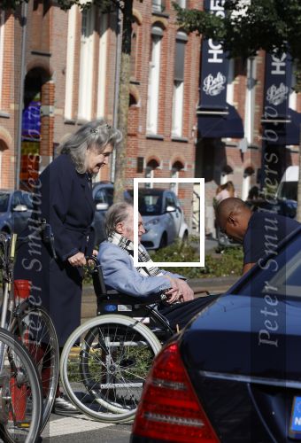 Amsterdam 19 september 2020
Remco Campert in een rolstoel/ Zijn vrouw loopt achter de rolstoel.