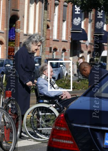 Amsterdam 19 september 2020
Remco Campert in een rolstoel/ Zijn vrouw loopt achter de rolstoel.