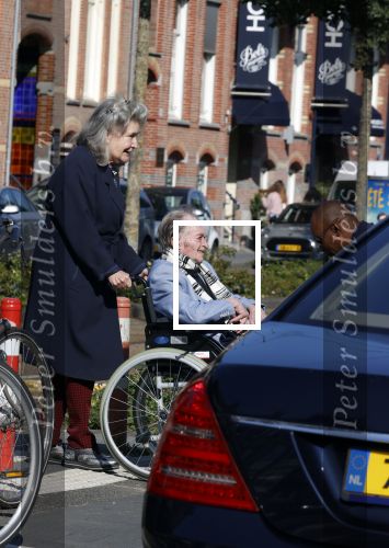 Amsterdam 19 september 2020
Remco Campert in een rolstoel/ Zijn vrouw loopt achter de rolstoel.