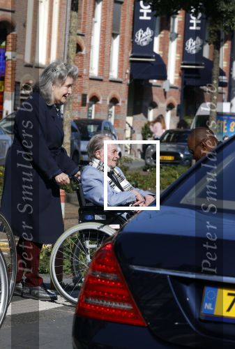 Amsterdam 19 september 2020
Remco Campert in een rolstoel/ Zijn vrouw loopt achter de rolstoel.