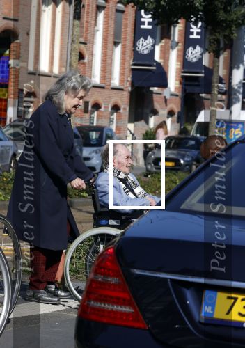 Amsterdam 19 september 2020
Remco Campert in een rolstoel/ Zijn vrouw loopt achter de rolstoel.