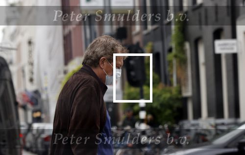 Amsterdam 30 september 2020
Robert ten Brink doet boodschappen met een mondkapje.