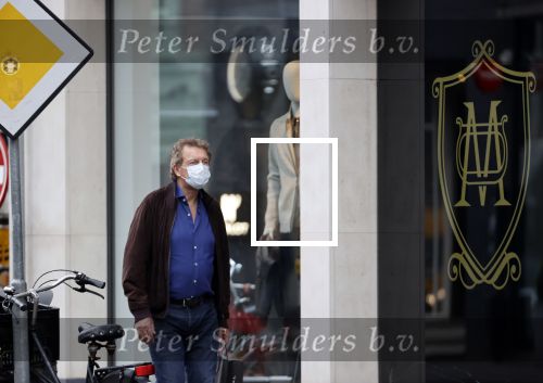 Amsterdam 30 september 2020
Robert ten Brink doet boodschappen met een mondkapje.