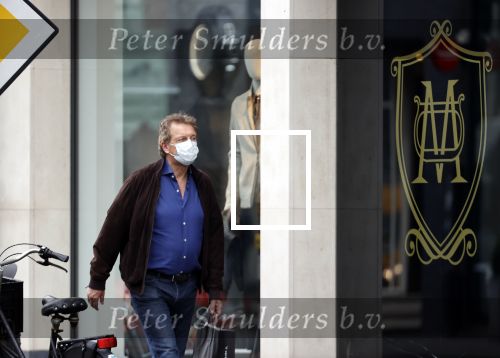 Amsterdam 30 september 2020
Robert ten Brink doet boodschappen met een mondkapje.