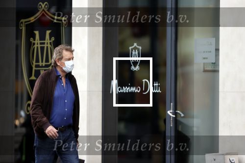 Amsterdam 30 september 2020
Robert ten Brink doet boodschappen met een mondkapje.