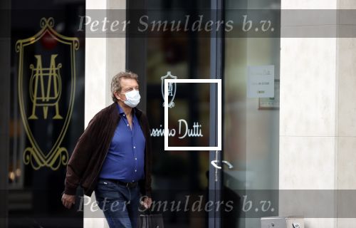 Amsterdam 30 september 2020
Robert ten Brink doet boodschappen met een mondkapje.