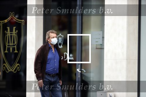 Amsterdam 30 september 2020
Robert ten Brink doet boodschappen met een mondkapje.